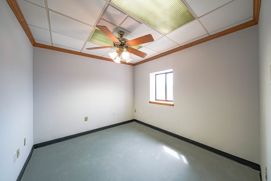 More Photos Of 8023 Malcolm Rd, Clinton Medical For Lease