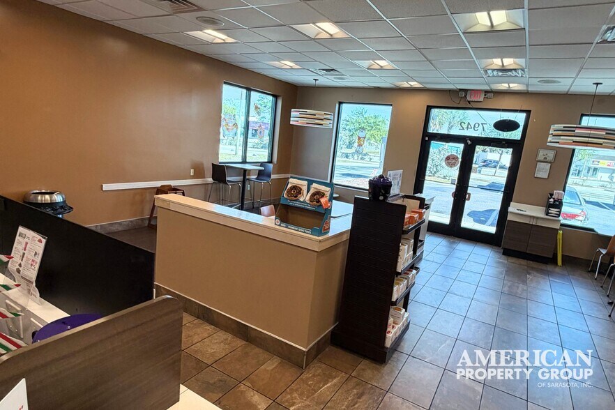 More Photos Of 7942 N Tamiami Trl, Sarasota Freestanding For Sale