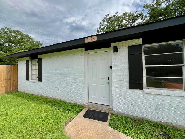 More Photos Of 902 E Highway St, Fredericksburg Specialty For Sale