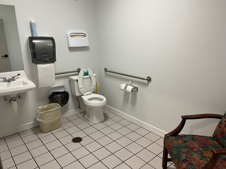 More Photos Of 609 Virginia Ave, Ponca City Healthcare For Lease