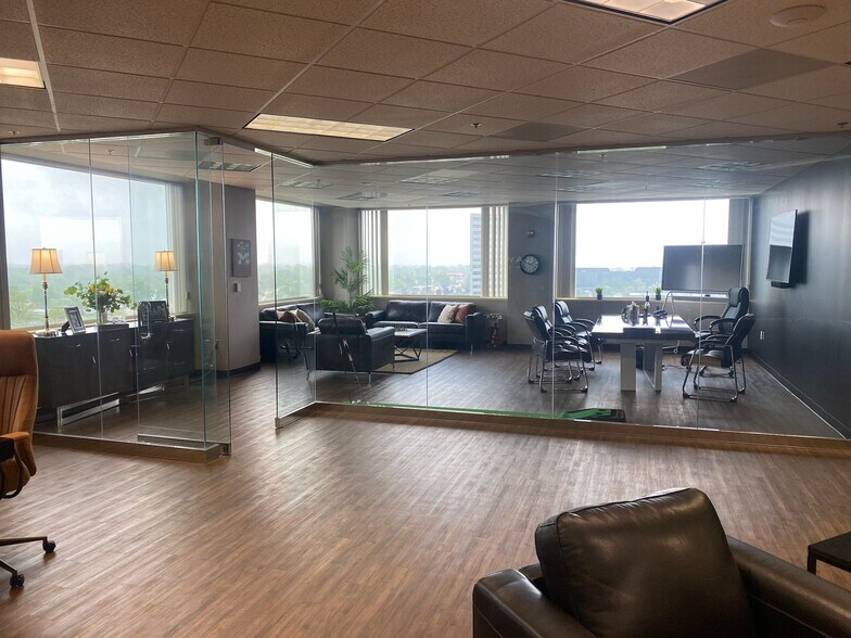 More Photos Of 101 W Big Beaver Rd, Troy Office For Lease