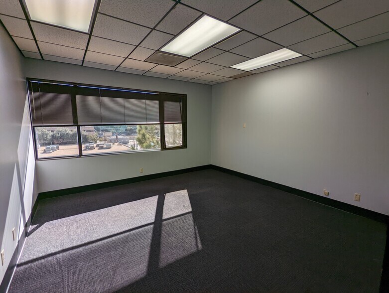 More Photos Of 601 N Marienfeld St, Midland Office For Lease