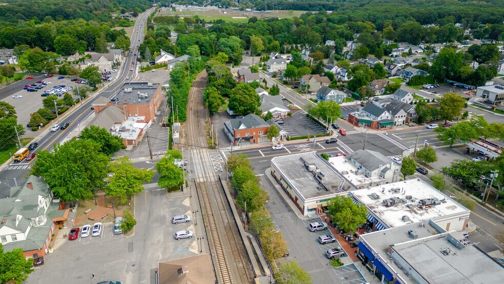 More Photos Of 21-23 Indian Head Rd, Kings Park Storefront Retail Residential For Lease