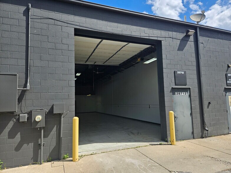 More Photos Of 28702-28722 Wall St, Wixom Warehouse For Lease