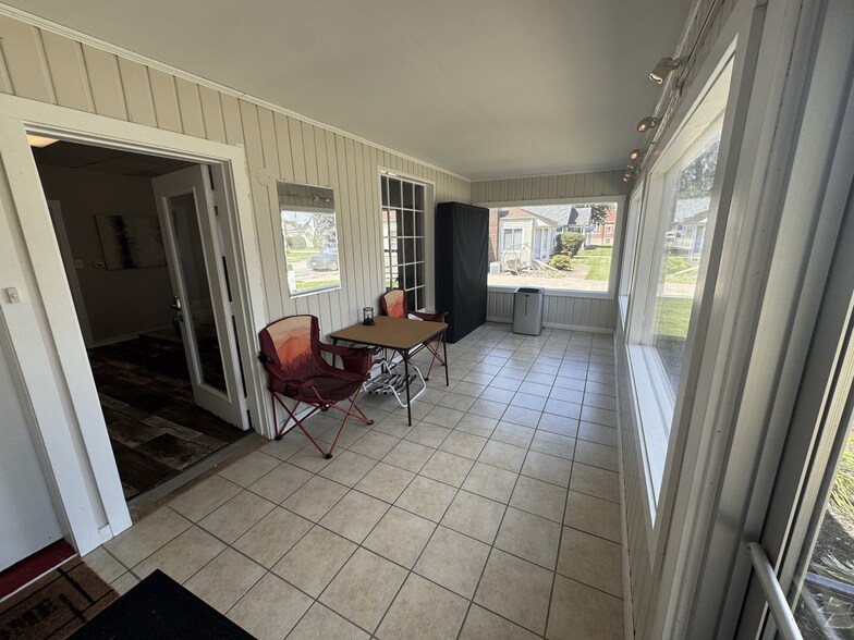 More Photos Of 1422 E Center St, Warsaw Freestanding For Sale