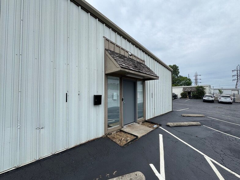 More Photos Of 6547 E Skelly Dr, Tulsa Unknown For Lease