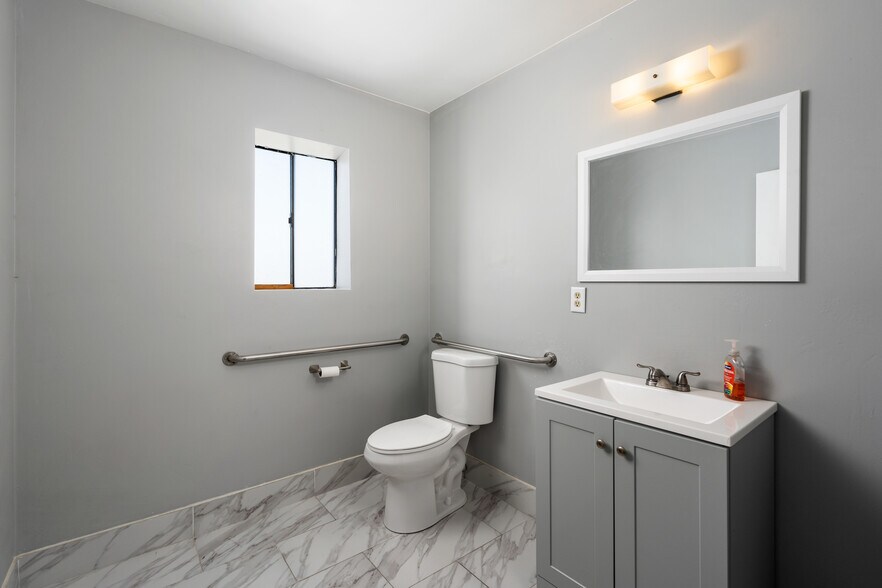 More Photos Of 1589 Kern St, Taft Warehouse For Sale