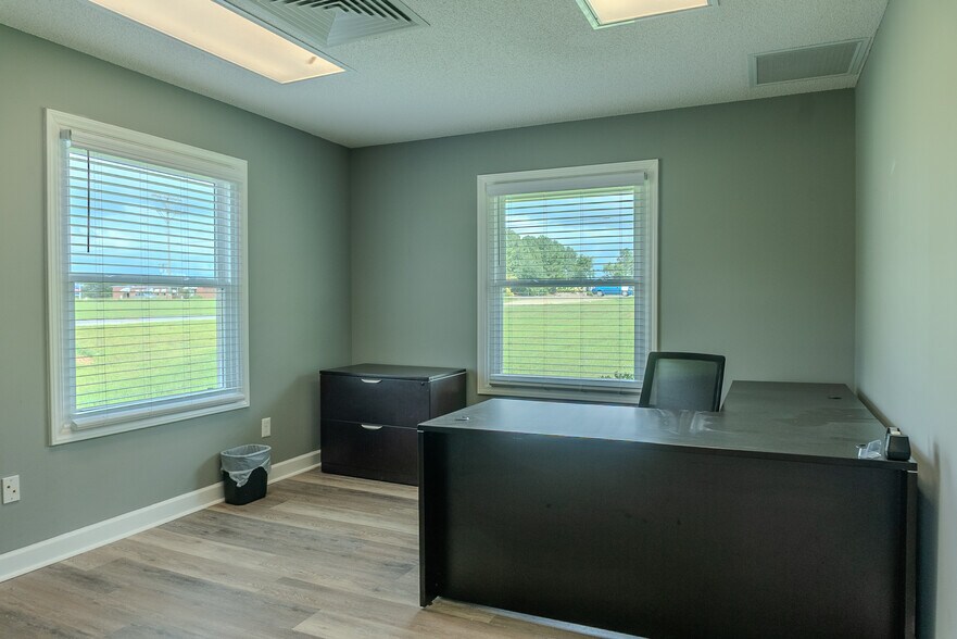 More Photos Of 6504 Burlington Rd, Whitsett Manufacturing For Lease