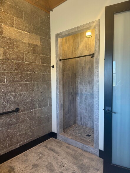More Photos Of 607 E El Segundo Blvd, El Segundo Flex For Lease