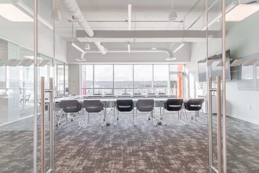 More Photos Of 13 Windward Dr, Grimsby Medical For Lease