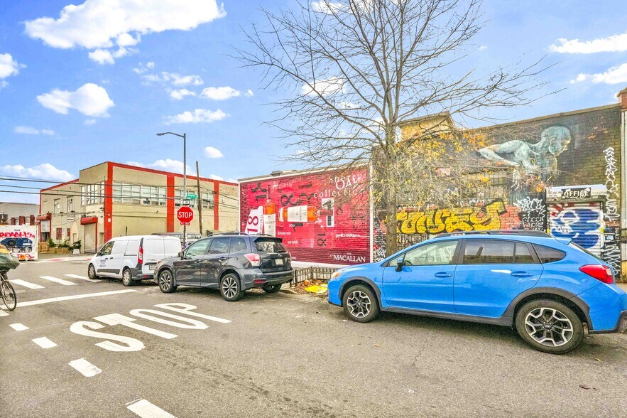 More Photos Of 282 Scholes St, Brooklyn Bar For Lease