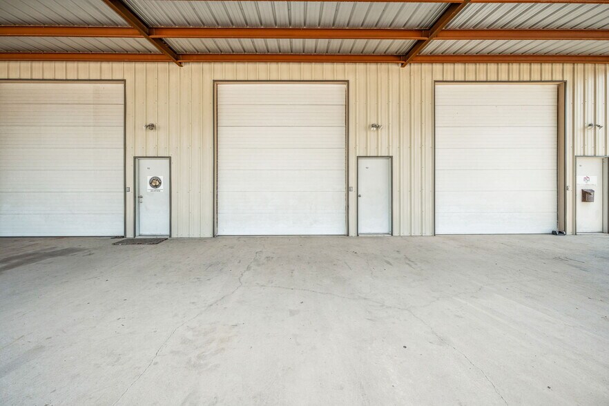 More Photos Of 1510 E Washington St, Stephenville Flex For Lease