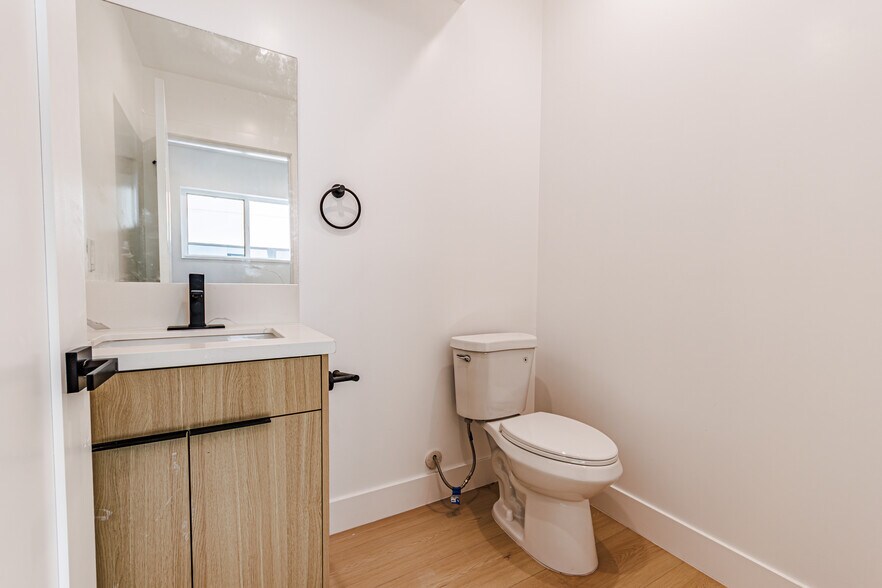 More Photos Of 5209 W 20th St, Los Angeles Multifamily For Sale