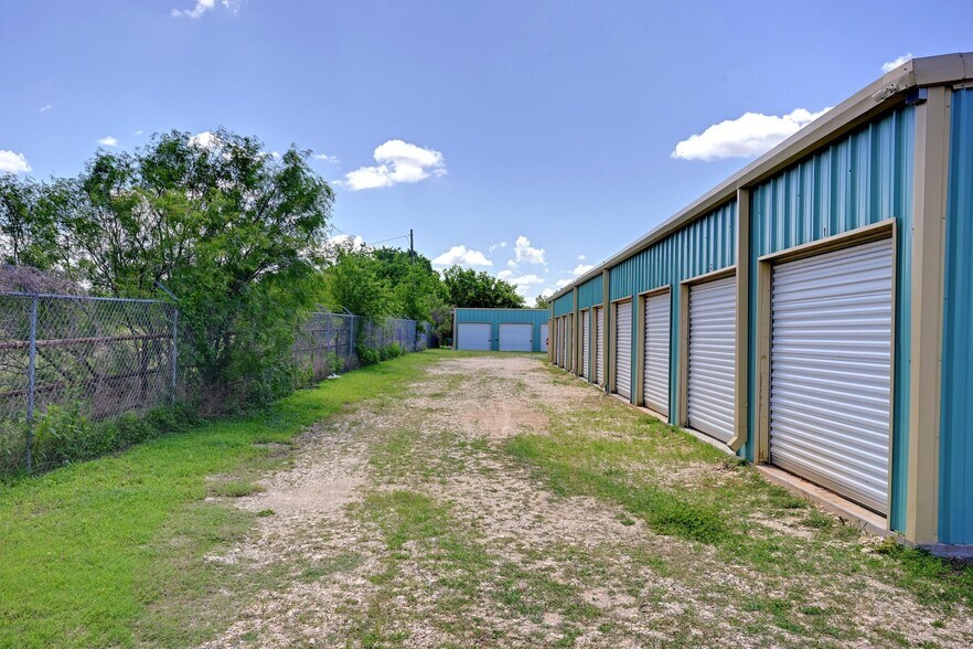More Photos Of 1940 Magnolia Ave, Luling Self Storage For Sale