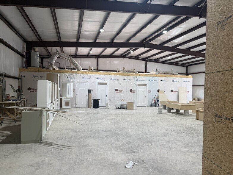 More Photos Of 3304 Hutchinson Ave, Adel Light Manufacturing For Lease