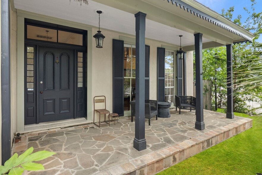 More Photos Of 1012 N Flores St, San Antonio General Retail For Sale