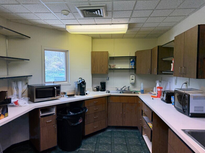More Photos Of 104 Woodward Hill Rd, Edwardsville Office For Sale