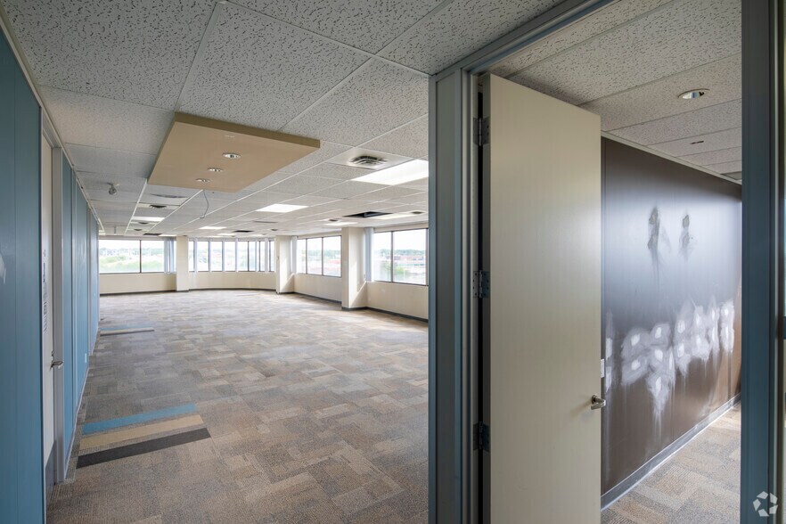 More Photos Of 700 Dorval Dr, Oakville Unknown For Lease