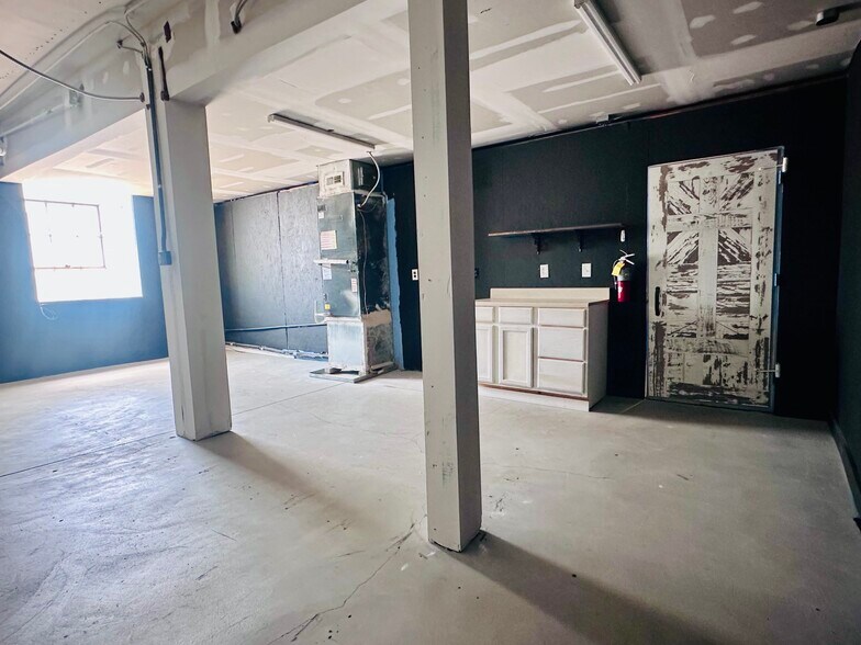 More Photos Of 103 N College Ave, Newton General Retail For Lease