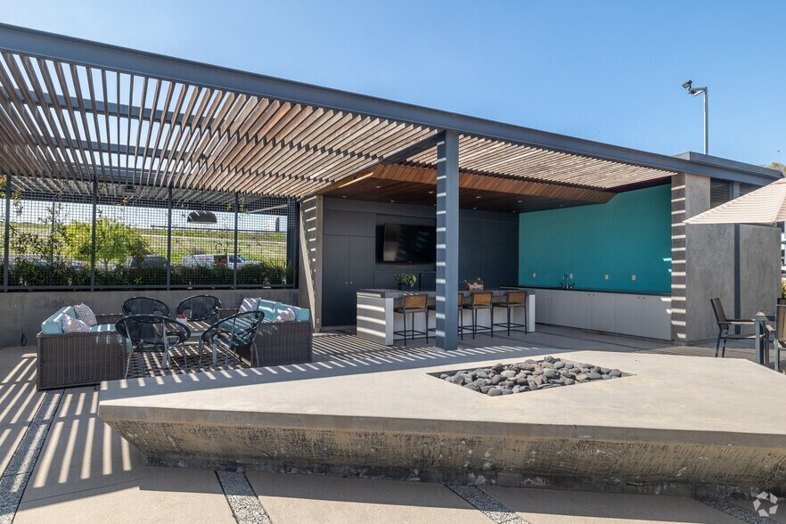 More Photos Of 12910 Culver Blvd, Marina Del Rey Unknown For Lease