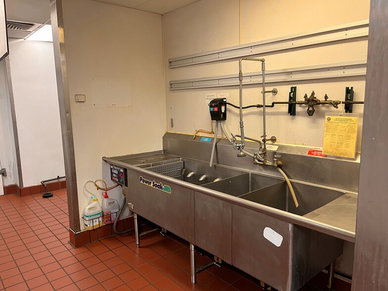 More Photos Of 1914 W 79th St, Chicago Freestanding For Lease