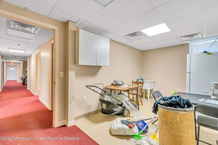 More Photos Of 2101 Lake Rd, Manchester Medical For Sale