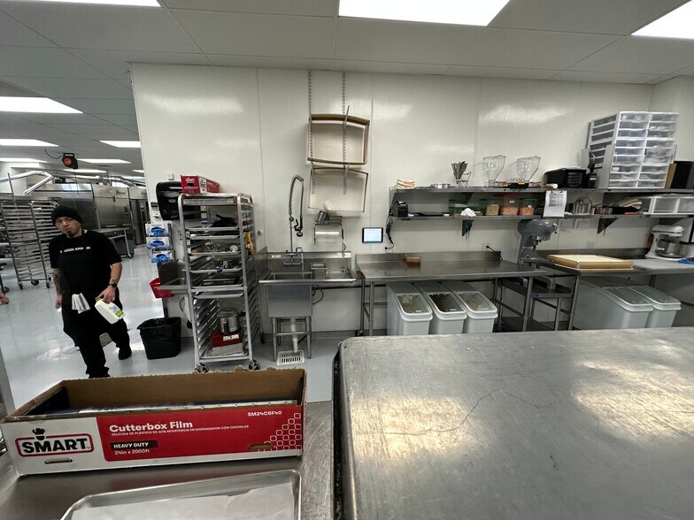 More Photos Of 590 N Main St, Leeds Manufacturing For Sale