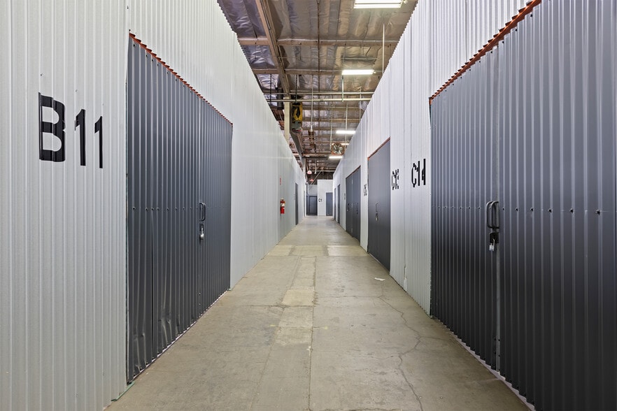 More Photos Of 21350 Lassen St, Chatsworth Warehouse For Lease