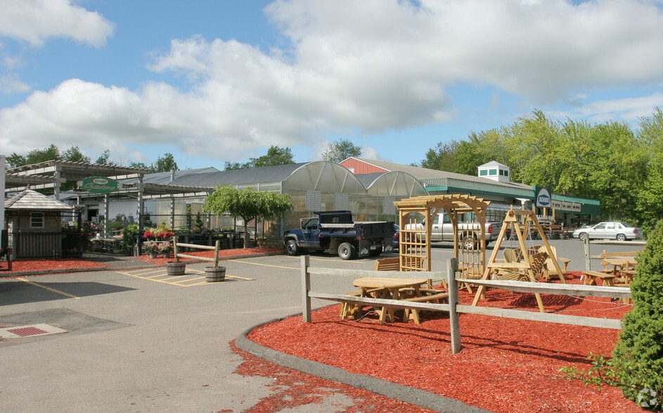 More Photos Of 147 Meriden Rd, Middlefield Garden Center For Sale
