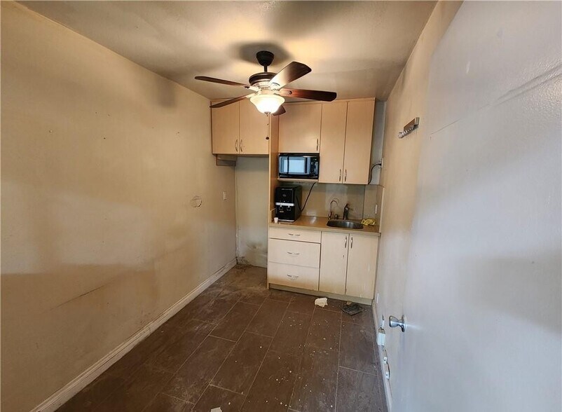 More Photos Of 12970 Branford St, Pacoima Warehouse For Lease