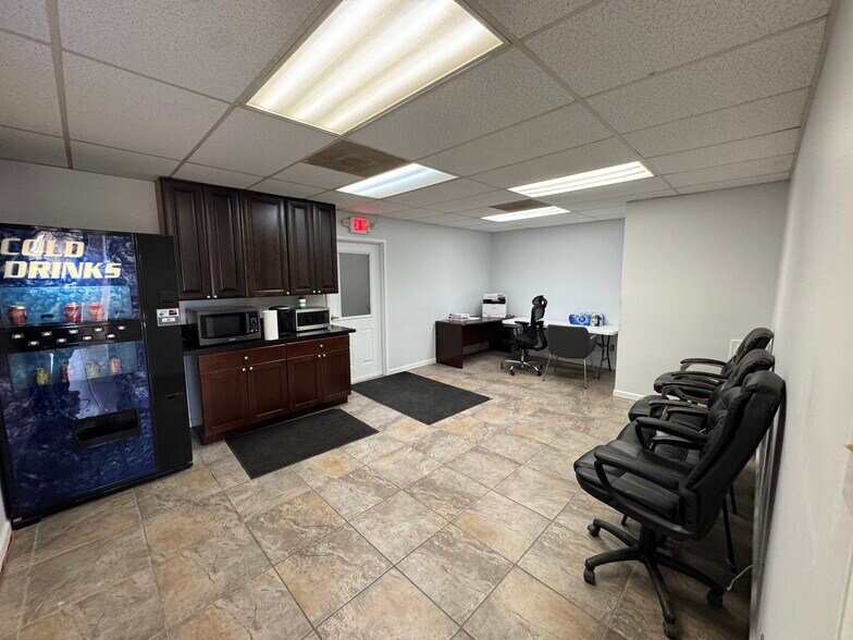More Photos Of 7775 Little York Rd, Houston Warehouse For Sale