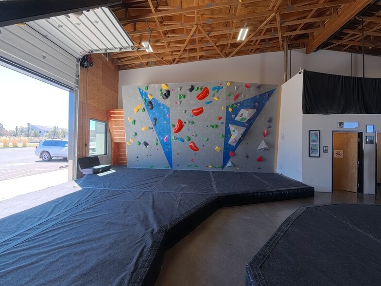 More Photos Of 2405 SW 1st St, Redmond Industrial For Lease