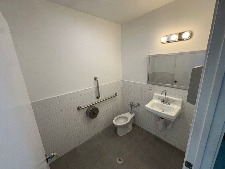 More Photos Of 6108 W Cermak Rd, Cicero Storefront For Lease