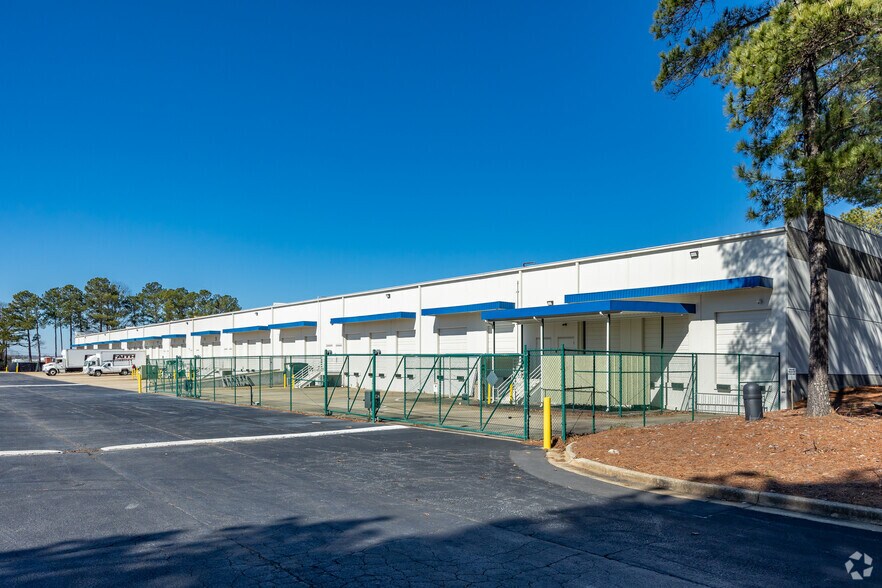 More Photos Of 400 Tradeport Blvd, Atlanta Unknown For Lease