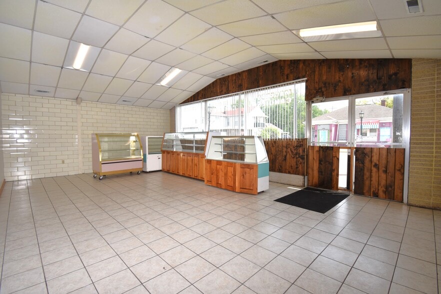 More Photos Of 132 N Main St, Hubbard Freestanding For Sale