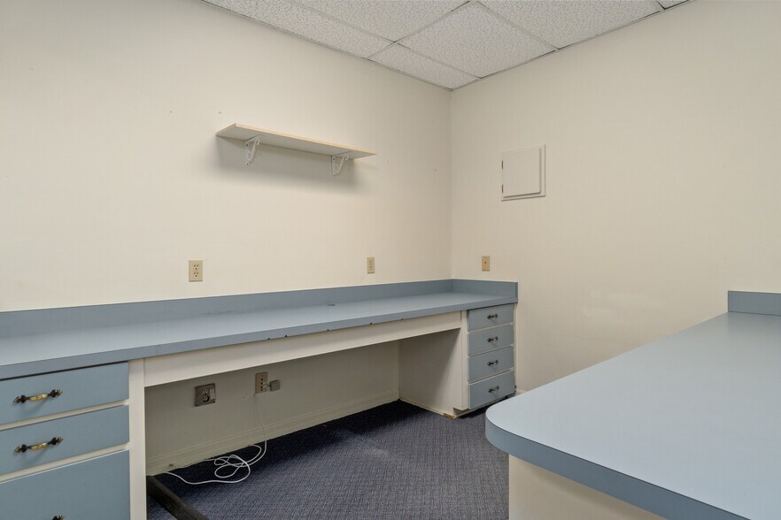 More Photos Of 300 S Line Ave, Inverness Medical For Sale