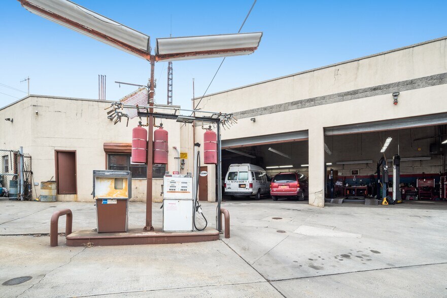 More Photos Of 1580 Bronxdale Ave, Bronx Service Station For Sale