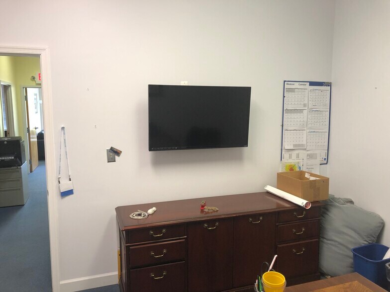 More Photos Of 2014 Renard Ct, Annapolis Showroom For Lease