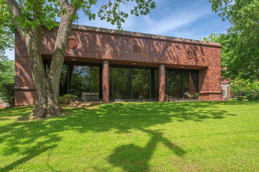 More Photos Of 400 W Houston St, Marshall Office For Sale