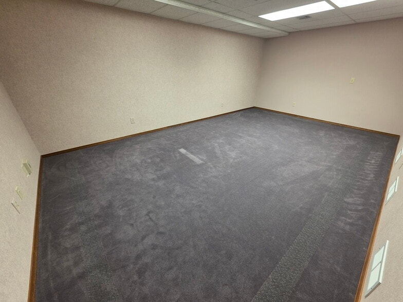 More Photos Of 100 N Fruitland St, Kennewick Office For Sale