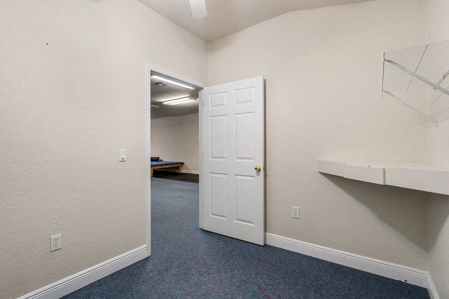 More Photos Of 1377 Deltona Blvd, Spring Hill Office For Lease