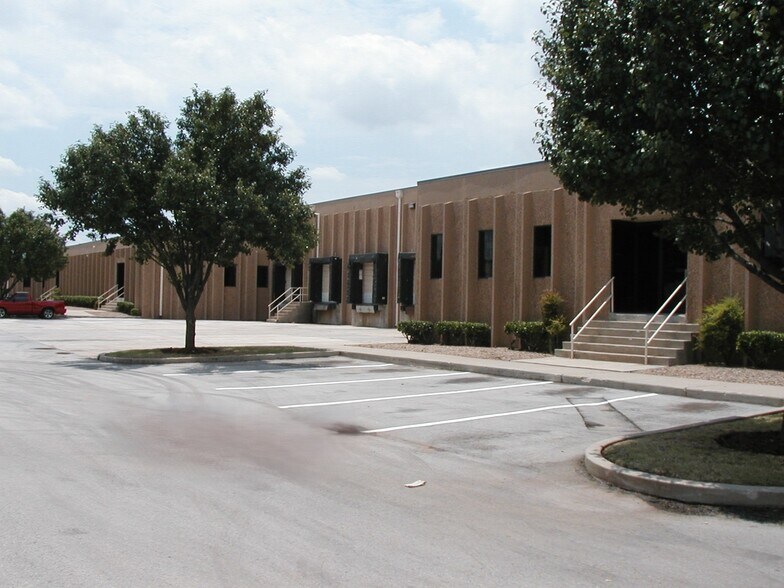 More Photos Of 3501 Melcat Dr, Oklahoma City Distribution For Lease