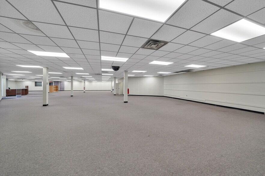 More Photos Of 150 W Sunrise Hwy, Lindenhurst General Retail For Lease