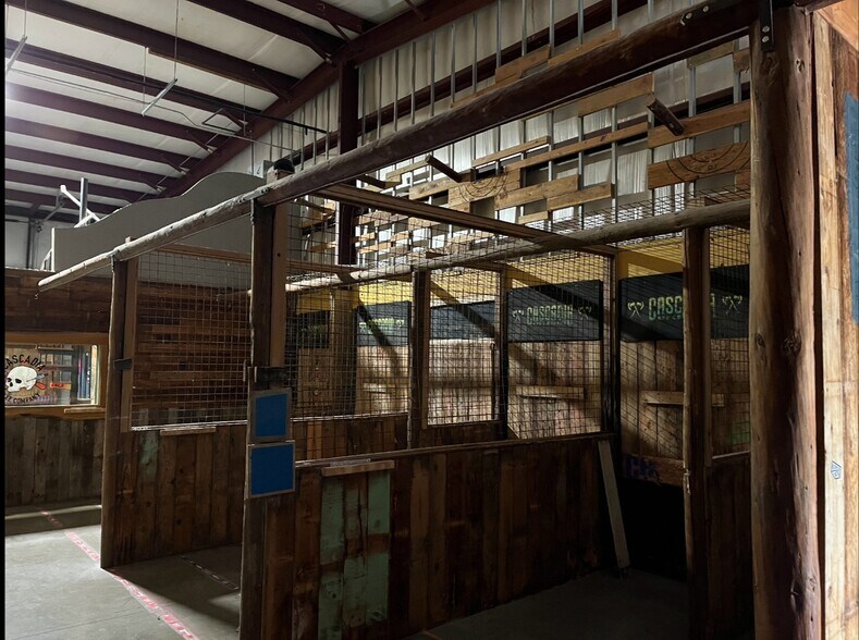 More Photos Of 5681 Crater Lake Hwy, Central Point Warehouse For Lease