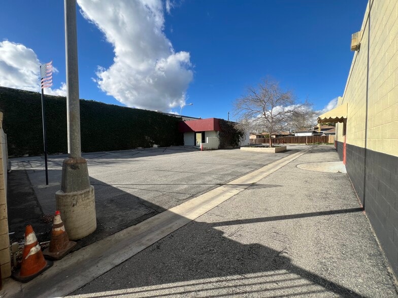 More Photos Of 200 China Grade Loop, Bakersfield Health Club For Lease