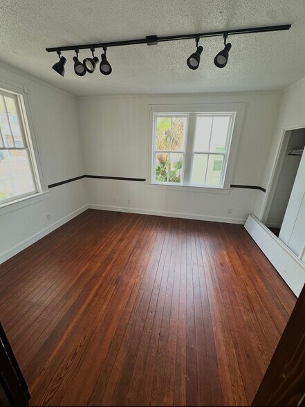 More Photos Of 987 Howard Ave, Biloxi Office For Lease