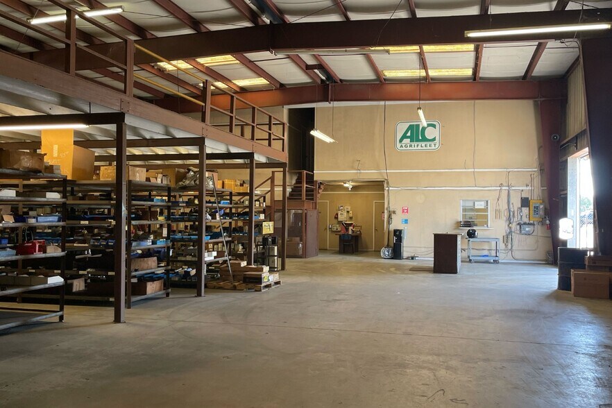 More Photos Of 100 Thornhill Rd, Auburndale Manufacturing For Sale