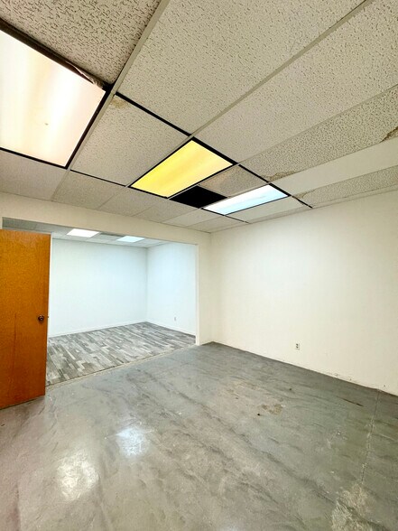 More Photos Of 10606 Shady Trl, Dallas Showroom For Sale