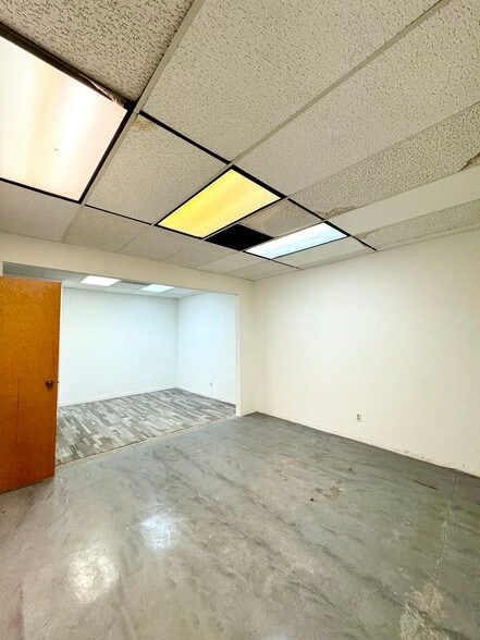 More Photos Of 10606 Shady Trl, Dallas Showroom For Sale