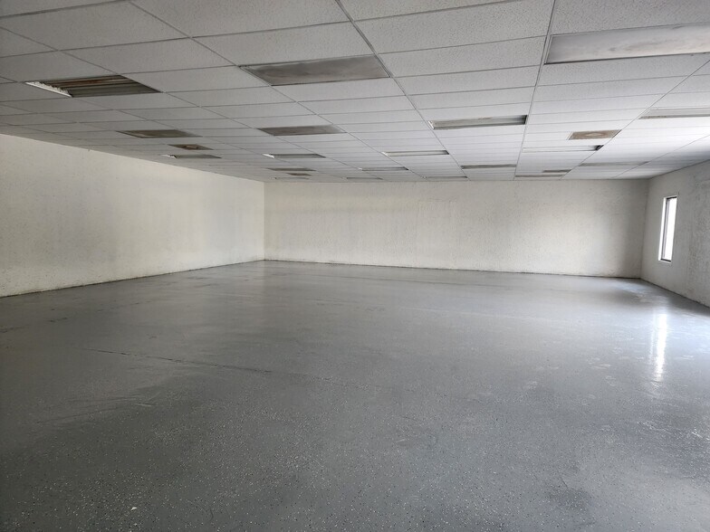 More Photos Of 284 S Center St, Pierson Auto Repair For Lease